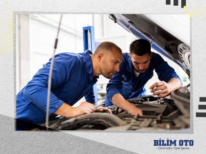 mekanik motor yağı değişimi nedir araba tamiri yapan iki tamirci oto servis firmasında iki erkek renkli