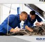 mekanik motor yağı değişimi nedir araba tamiri yapan iki tamirci oto servis firmasında iki erkek renkli